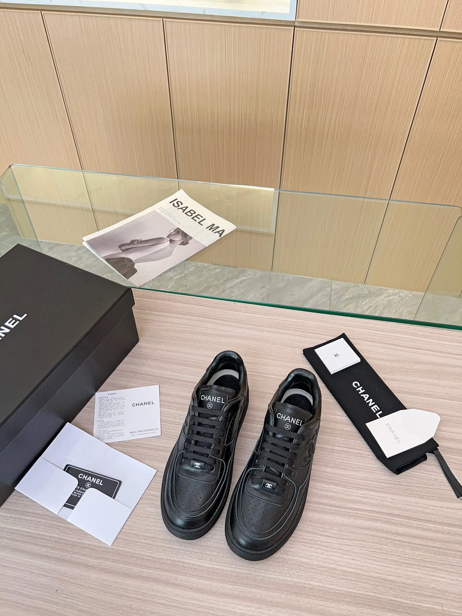 👟👟Ex-factory price 520👟👟 Chanel Grandma's latest model, full leather, panda color, white shoes, casual sports shoes, skateboard shoes, original purchase and development, production, Xiaoxiang C Home, another super hot model in the counter, loved by Internet celebrity bloggers and ladies, various praises on social platforms, super popular, high quality, breathable, super spring and summer, seeing this issue always arouses girls' inner desire for fashion. The latest suede material, classic black and white color scheme, fashionable on the feet, easy to care for. Fabric: Original custom imported cowhide material. Lining: Customized soft sheepskin lining. Sole: Original molded TPU non-slip outsole. Bottom thickness: 2.5CM. Size: Women's 35-40.